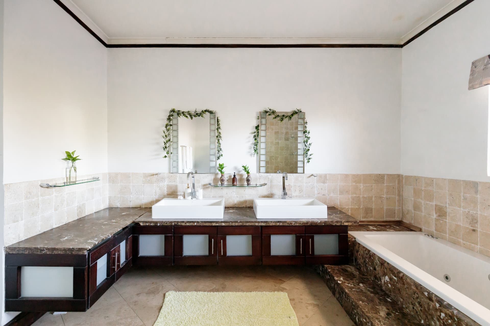 Deluxe King en-suite bathroom with double vanity, bath and shower