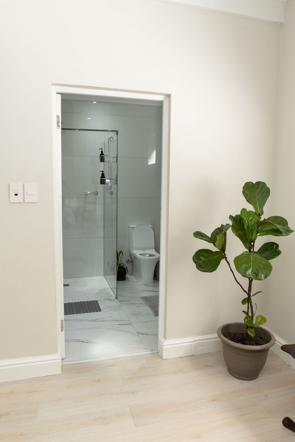 View into the Deluxe Queen en-suite bathroom