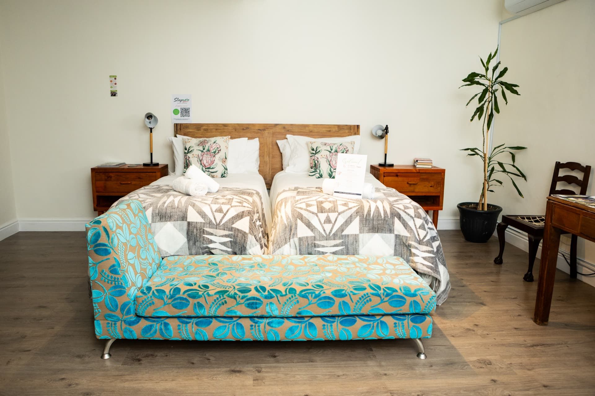 King/Twin room with turquoise daybed