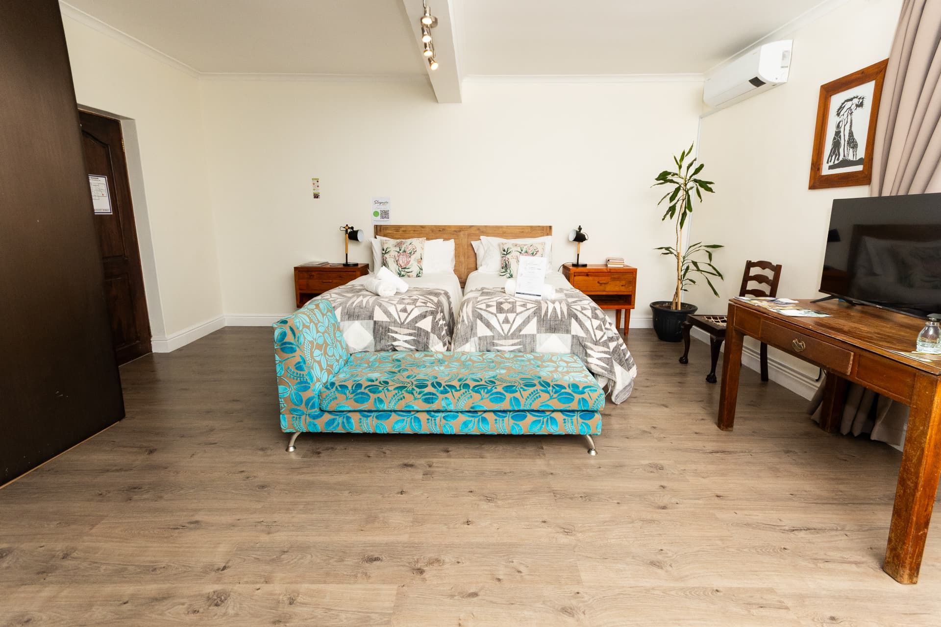 Staymore King/Twin room with twin beds and turquoise daybed